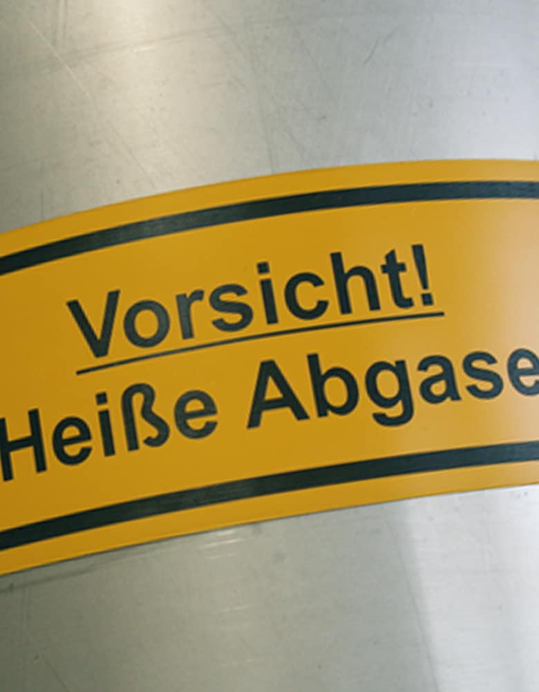 Individuelle Kennzeichnung technischer Systeme durch Schilder und Etiketten.