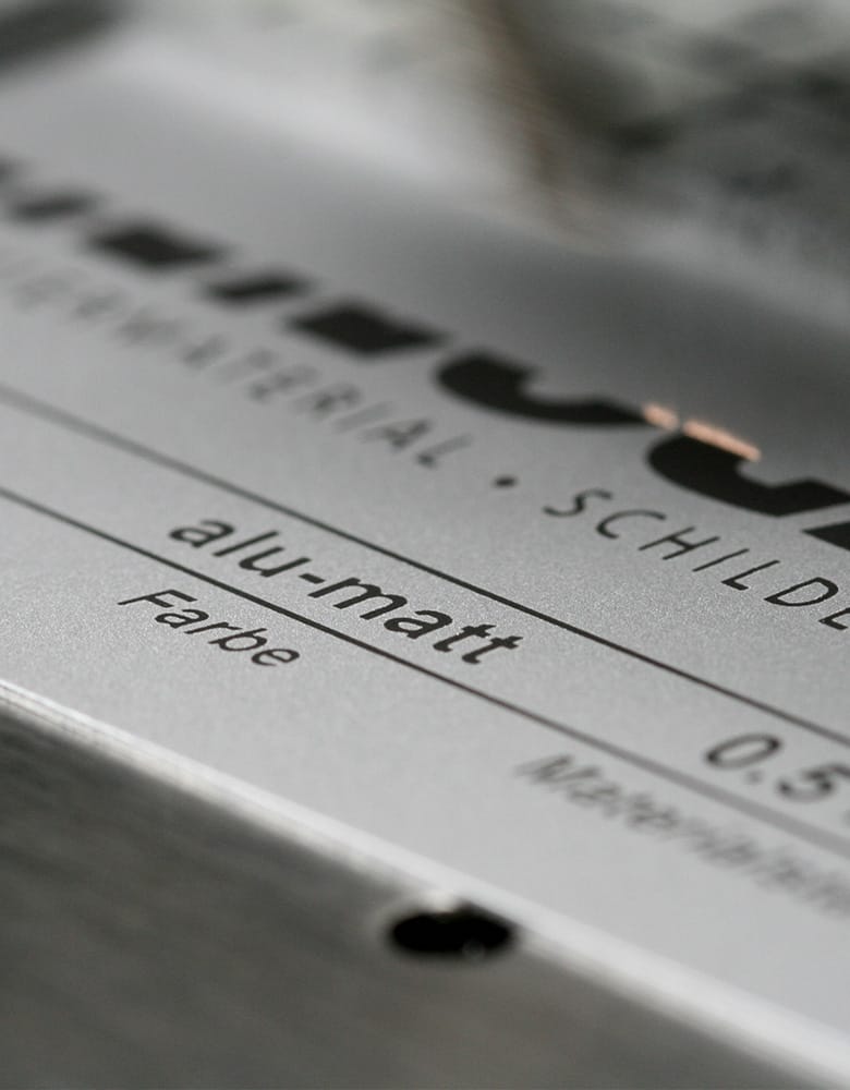 Individuelle Industrieschilder und Typenschilder aus Aluminium.